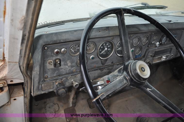 image for item C3320 1976 International Fleetstar 2010A Fleet Corp tire truck