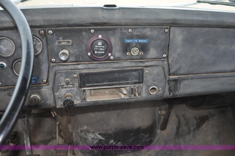 image for item C3320 1976 International Fleetstar 2010A Fleet Corp tire truck