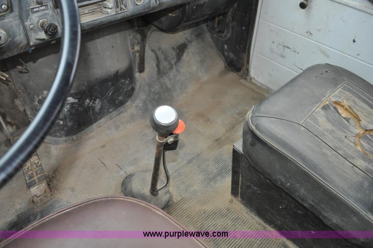 image for item C3320 1976 International Fleetstar 2010A Fleet Corp tire truck