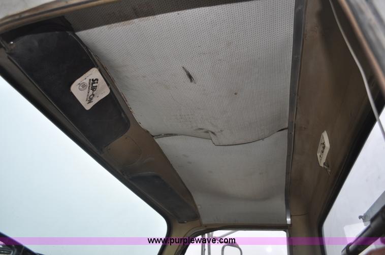 image for item C3320 1976 International Fleetstar 2010A Fleet Corp tire truck