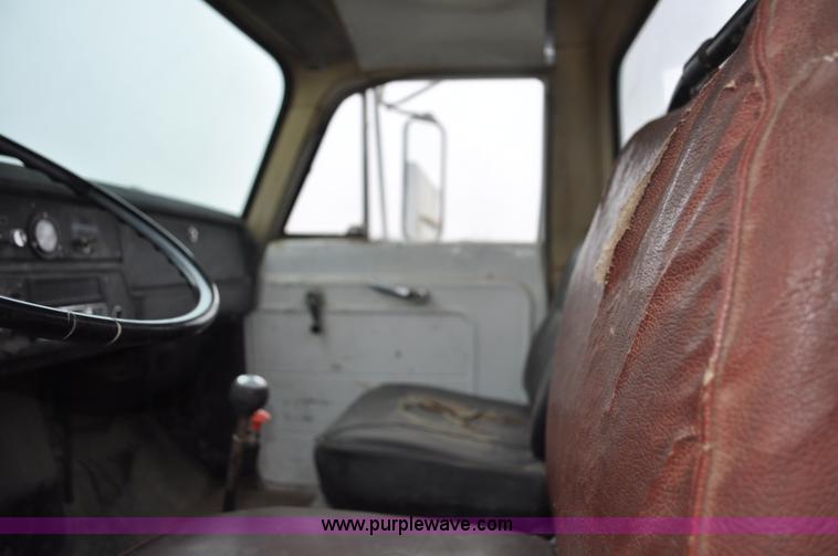 image for item C3320 1976 International Fleetstar 2010A Fleet Corp tire truck