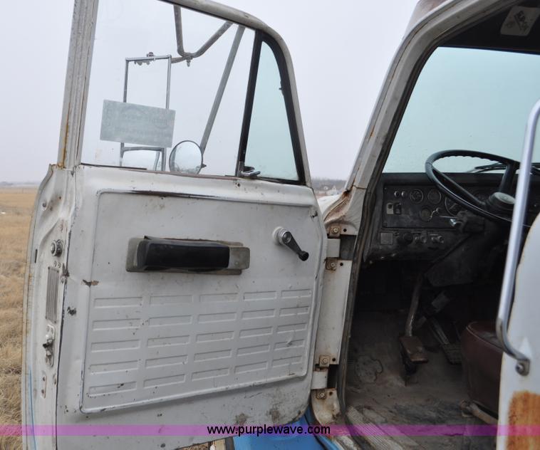 image for item C3320 1976 International Fleetstar 2010A Fleet Corp tire truck