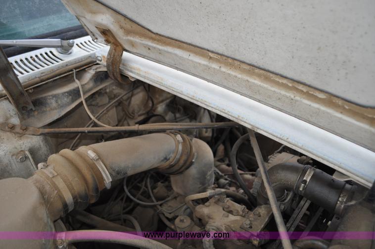 image for item C3320 1976 International Fleetstar 2010A Fleet Corp tire truck