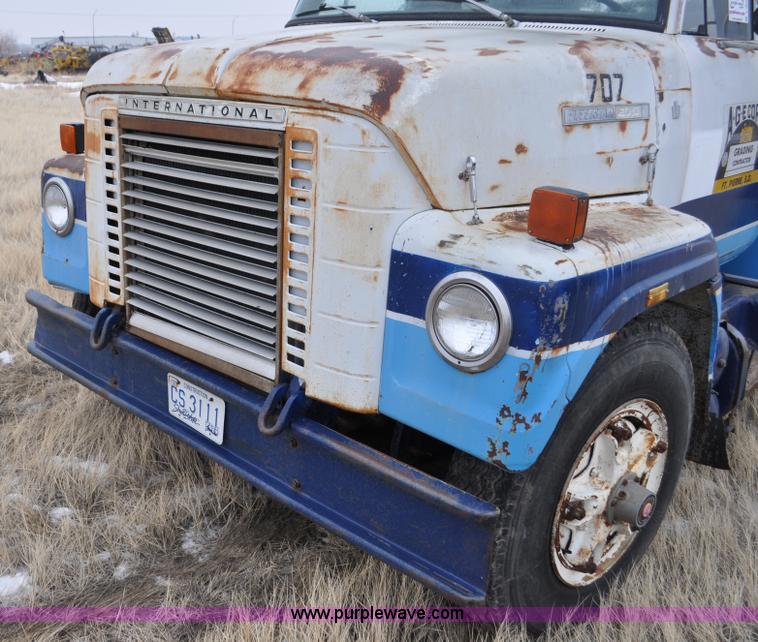 image for item C3320 1976 International Fleetstar 2010A Fleet Corp tire truck