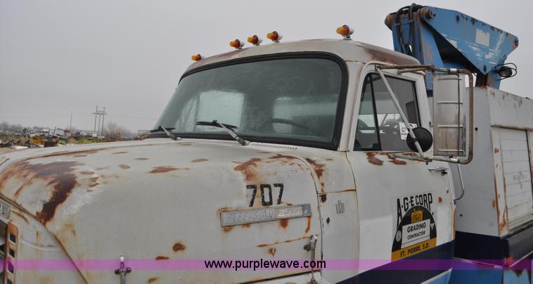 image for item C3320 1976 International Fleetstar 2010A Fleet Corp tire truck