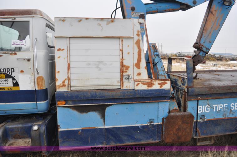 image for item C3320 1976 International Fleetstar 2010A Fleet Corp tire truck