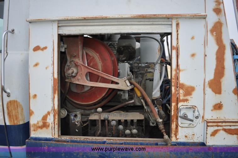 image for item C3320 1976 International Fleetstar 2010A Fleet Corp tire truck