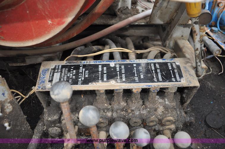 image for item C3320 1976 International Fleetstar 2010A Fleet Corp tire truck