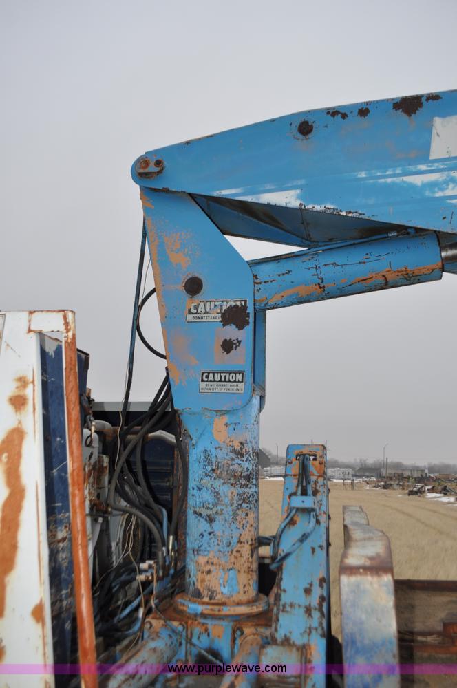 image for item C3320 1976 International Fleetstar 2010A Fleet Corp tire truck