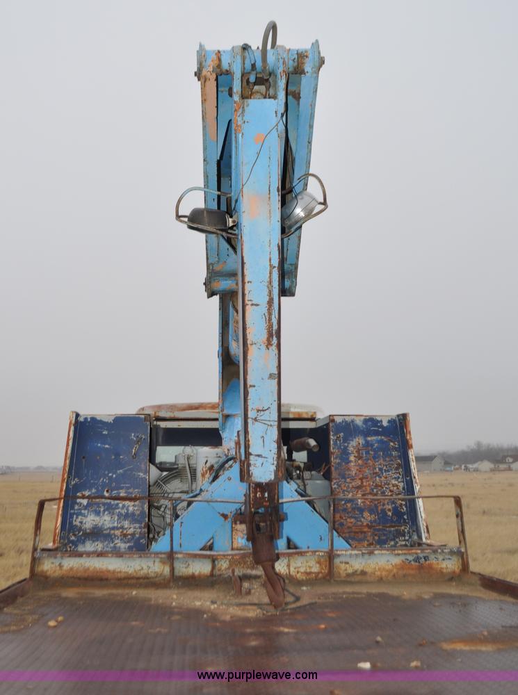 image for item C3320 1976 International Fleetstar 2010A Fleet Corp tire truck