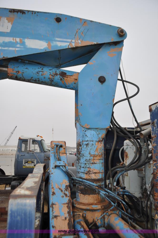 image for item C3320 1976 International Fleetstar 2010A Fleet Corp tire truck