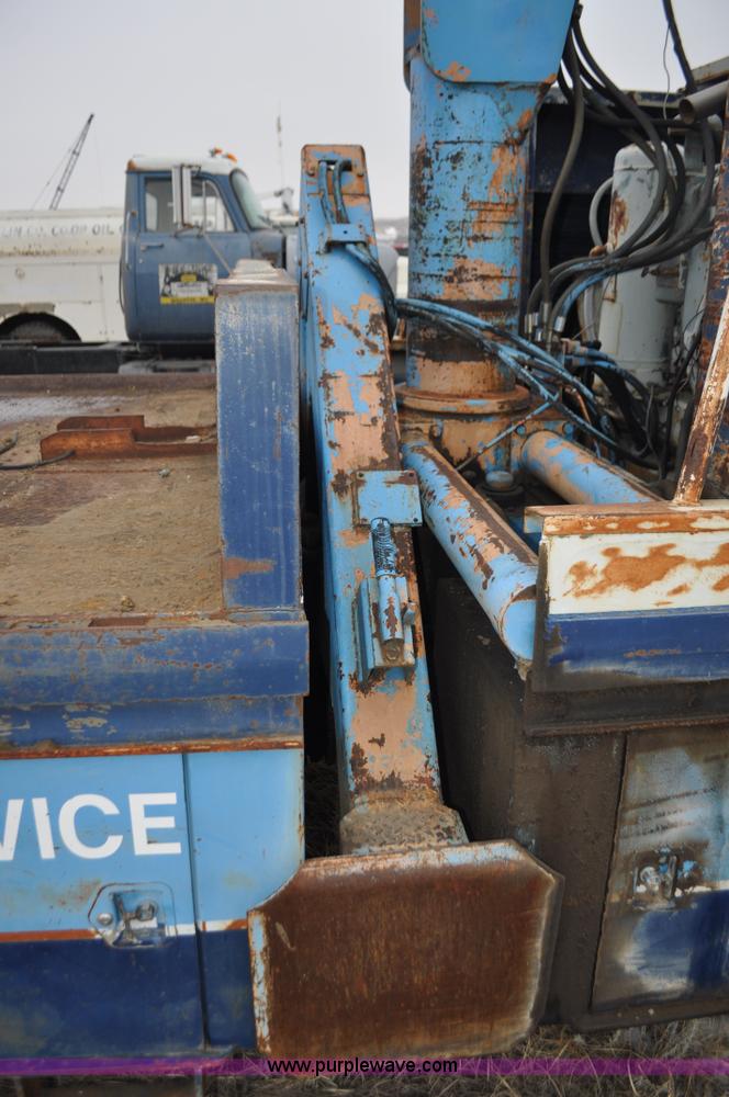 image for item C3320 1976 International Fleetstar 2010A Fleet Corp tire truck