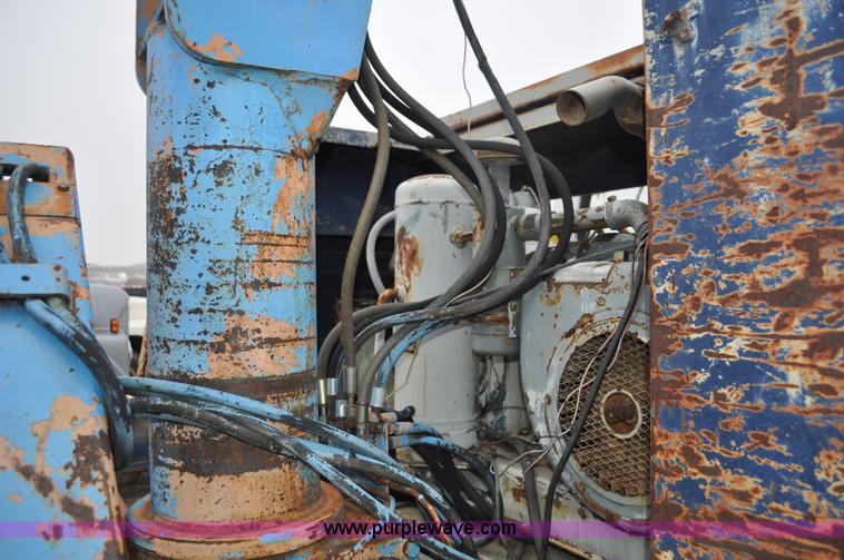 image for item C3320 1976 International Fleetstar 2010A Fleet Corp tire truck