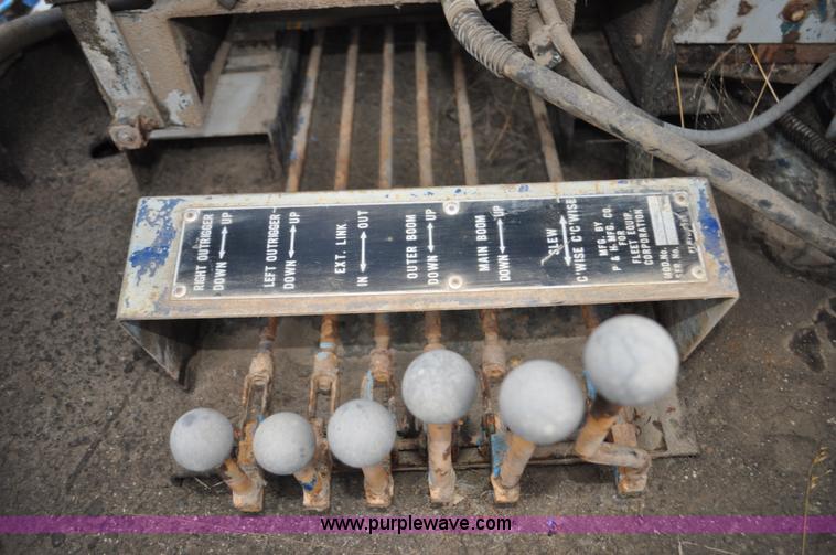 image for item C3320 1976 International Fleetstar 2010A Fleet Corp tire truck