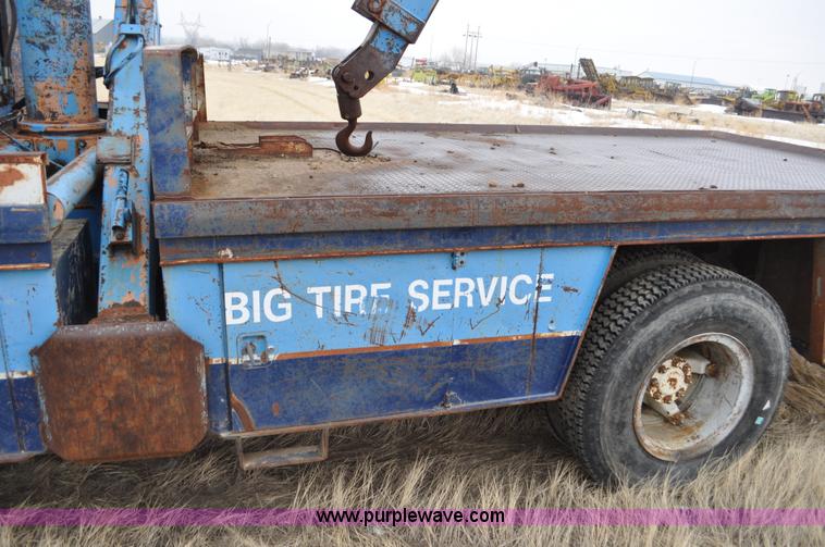 image for item C3320 1976 International Fleetstar 2010A Fleet Corp tire truck