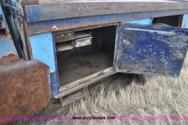 image for item C3320 1976 International Fleetstar 2010A Fleet Corp tire truck