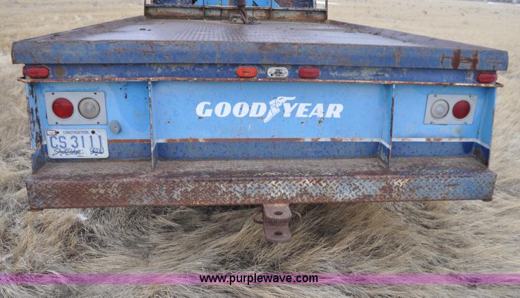 image for item C3320 1976 International Fleetstar 2010A Fleet Corp tire truck