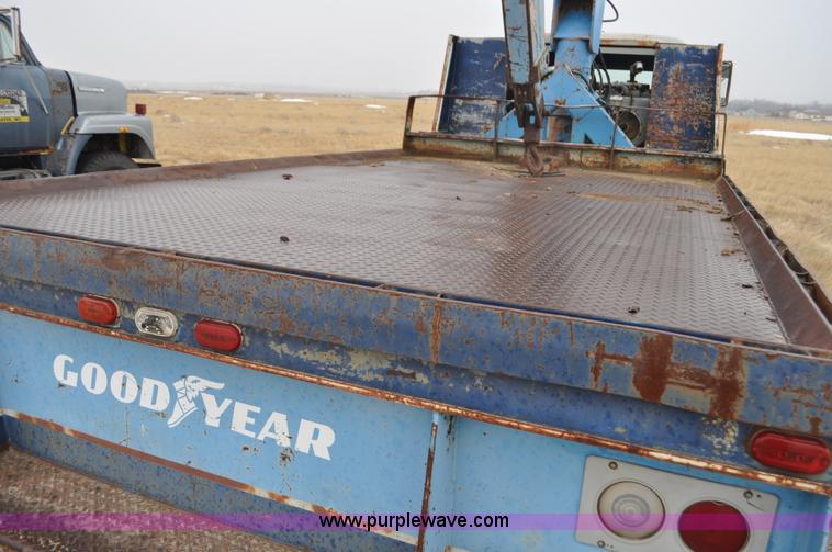 image for item C3320 1976 International Fleetstar 2010A Fleet Corp tire truck