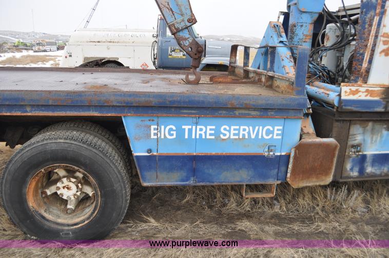 image for item C3320 1976 International Fleetstar 2010A Fleet Corp tire truck