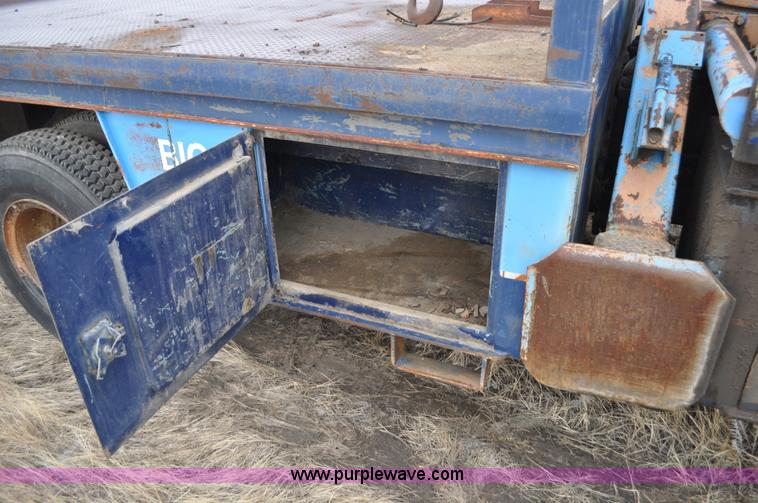 image for item C3320 1976 International Fleetstar 2010A Fleet Corp tire truck