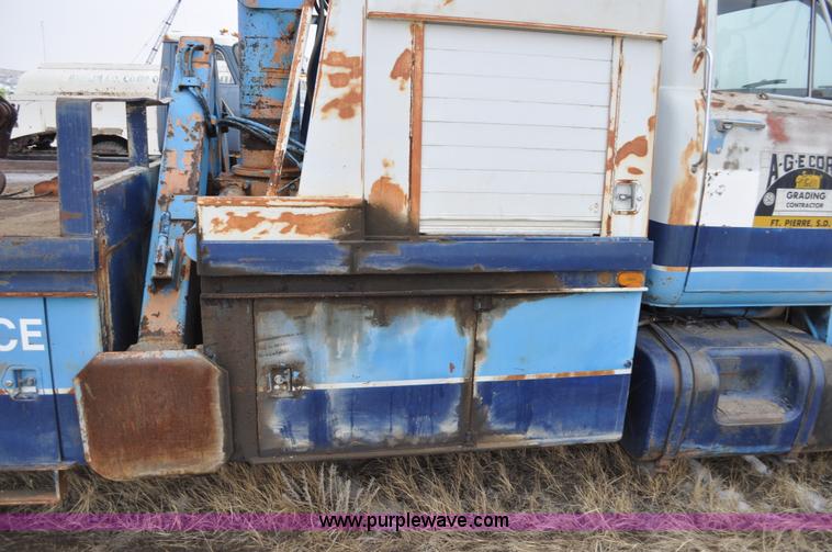 image for item C3320 1976 International Fleetstar 2010A Fleet Corp tire truck