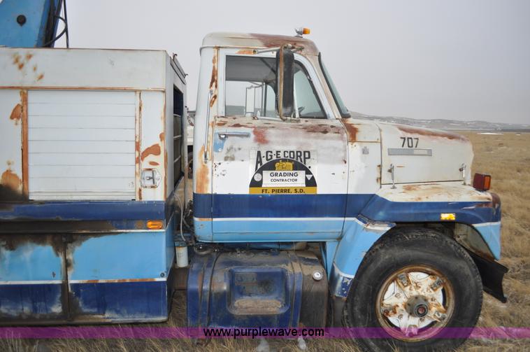 image for item C3320 1976 International Fleetstar 2010A Fleet Corp tire truck