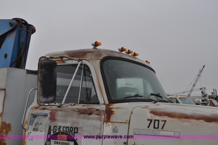image for item C3320 1976 International Fleetstar 2010A Fleet Corp tire truck