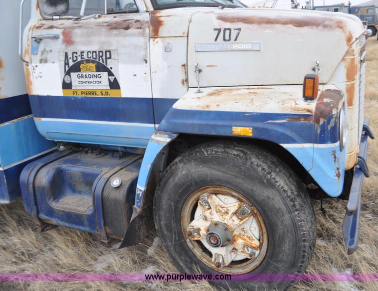 image for item C3320 1976 International Fleetstar 2010A Fleet Corp tire truck