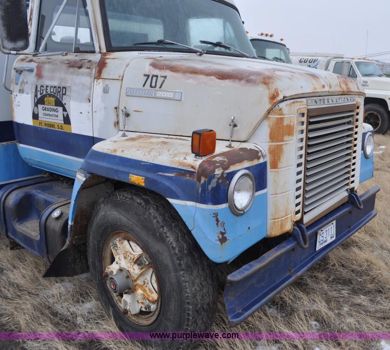 image for item C3320 1976 International Fleetstar 2010A Fleet Corp tire truck