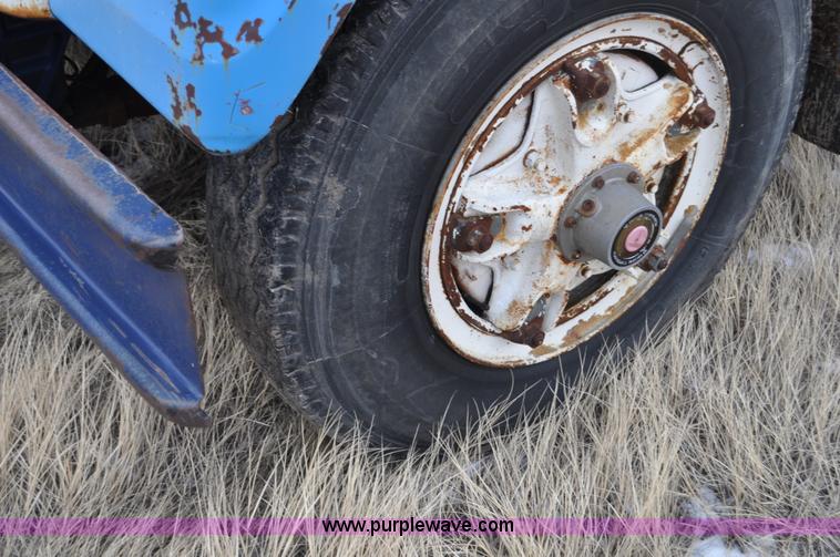 image for item C3320 1976 International Fleetstar 2010A Fleet Corp tire truck