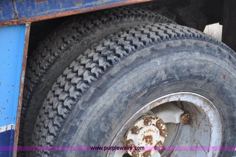 image for item C3320 1976 International Fleetstar 2010A Fleet Corp tire truck