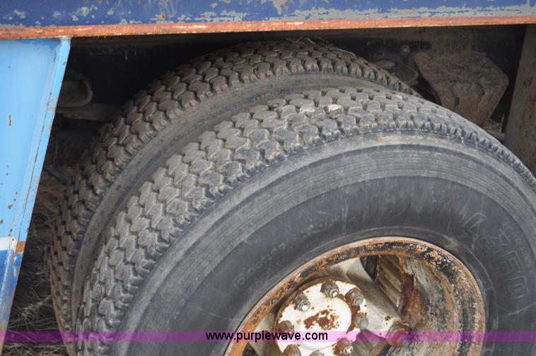 image for item C3320 1976 International Fleetstar 2010A Fleet Corp tire truck