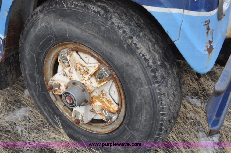 image for item C3320 1976 International Fleetstar 2010A Fleet Corp tire truck