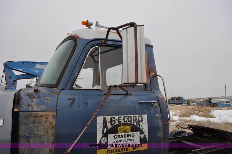 image for item C3321 1969 International Fleetstar 2010A semi truck