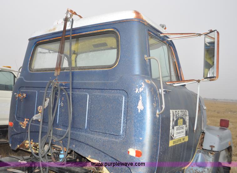 image for item C3321 1969 International Fleetstar 2010A semi truck