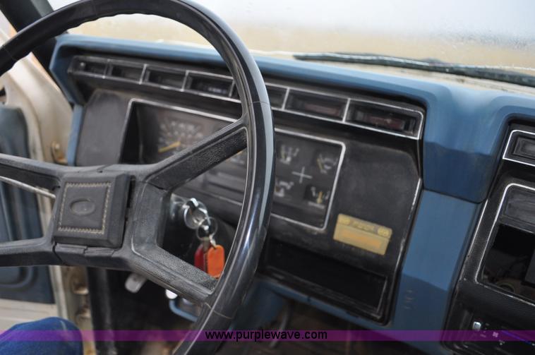 image for item C3322 1980 Ford F700 fuel truck