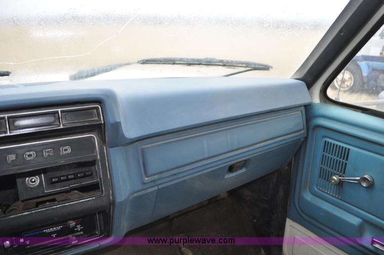 image for item C3322 1980 Ford F700 fuel truck