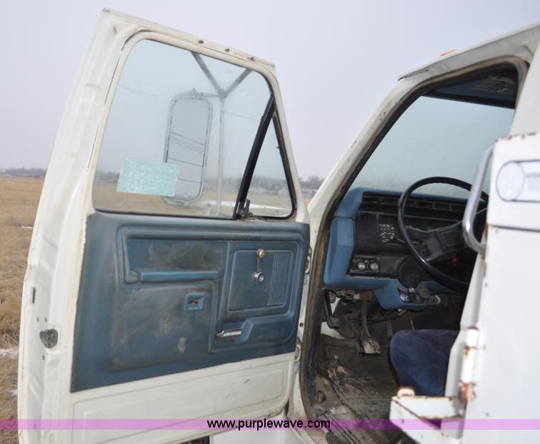 image for item C3322 1980 Ford F700 fuel truck