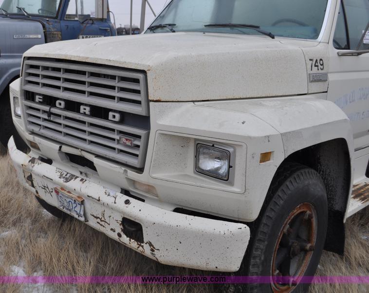 image for item C3322 1980 Ford F700 fuel truck