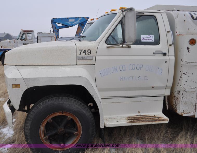 image for item C3322 1980 Ford F700 fuel truck