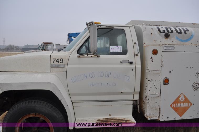 image for item C3322 1980 Ford F700 fuel truck