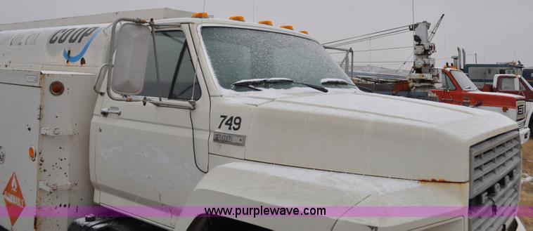 image for item C3322 1980 Ford F700 fuel truck