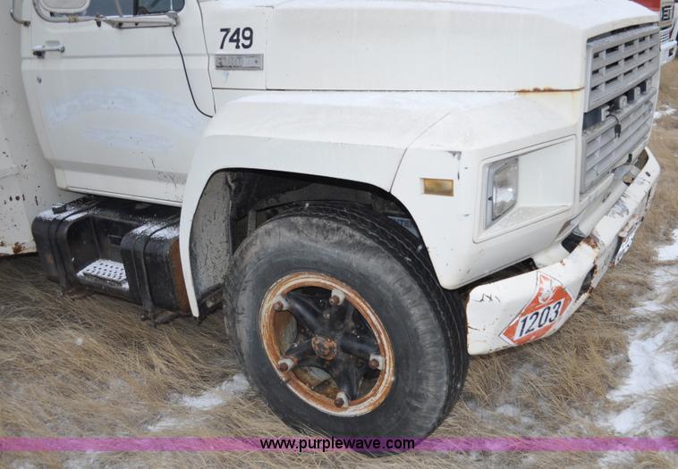 image for item C3322 1980 Ford F700 fuel truck