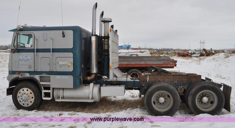 image for item C3326 1976 White Freightliner 10464 semi truck