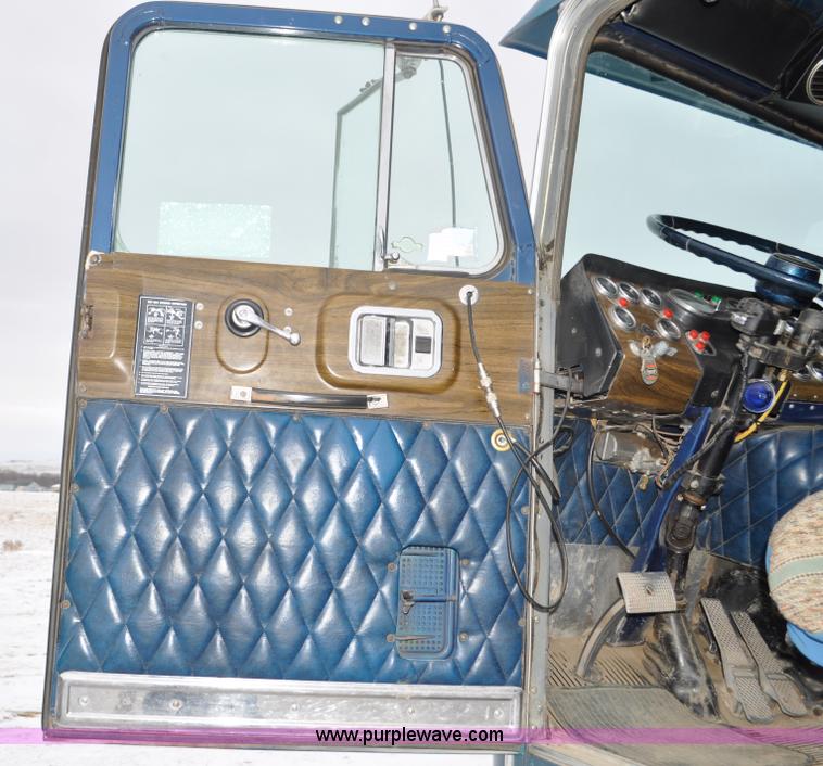 image for item C3326 1976 White Freightliner 10464 semi truck