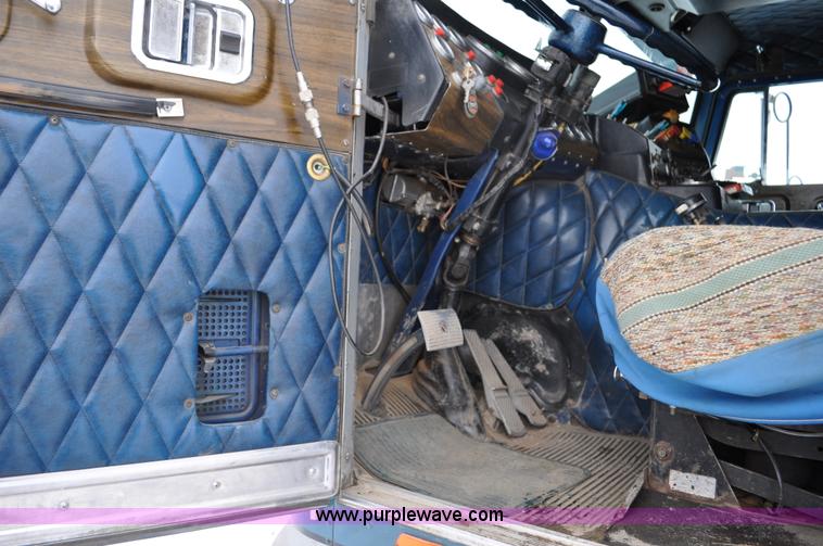 image for item C3326 1976 White Freightliner 10464 semi truck