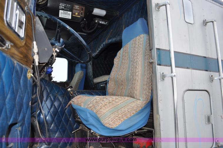 image for item C3326 1976 White Freightliner 10464 semi truck