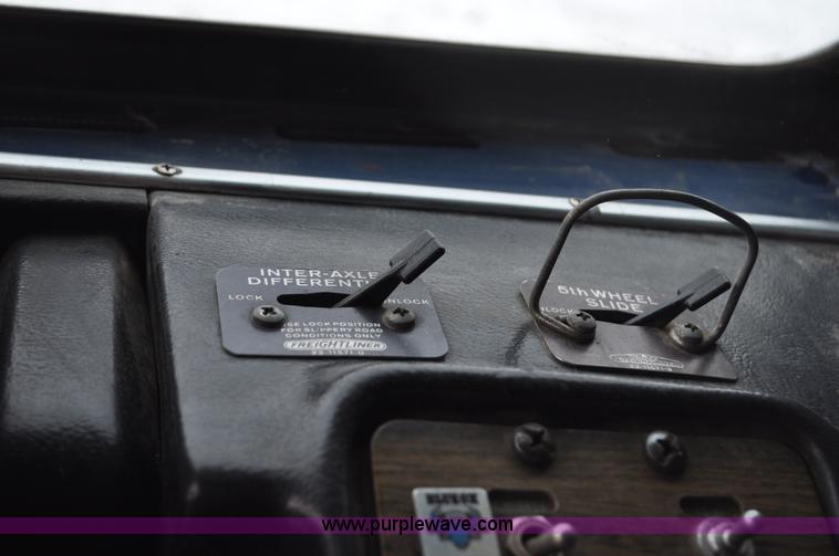 image for item C3326 1976 White Freightliner 10464 semi truck