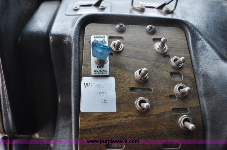 image for item C3326 1976 White Freightliner 10464 semi truck