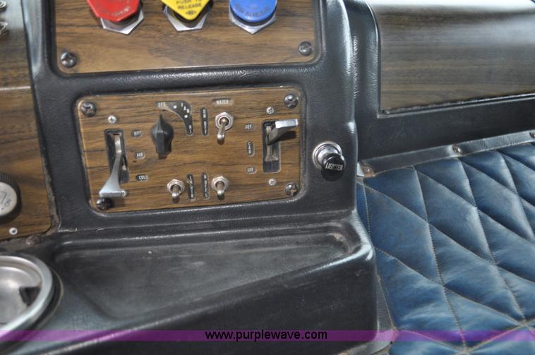 image for item C3326 1976 White Freightliner 10464 semi truck